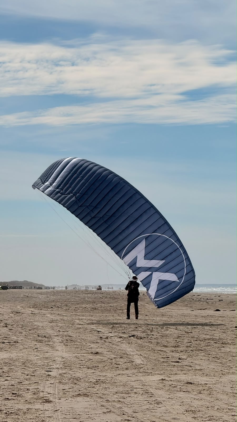 Andreas beim Groundhandling mit der SUPRA am Strand in Løkken, Dänemark