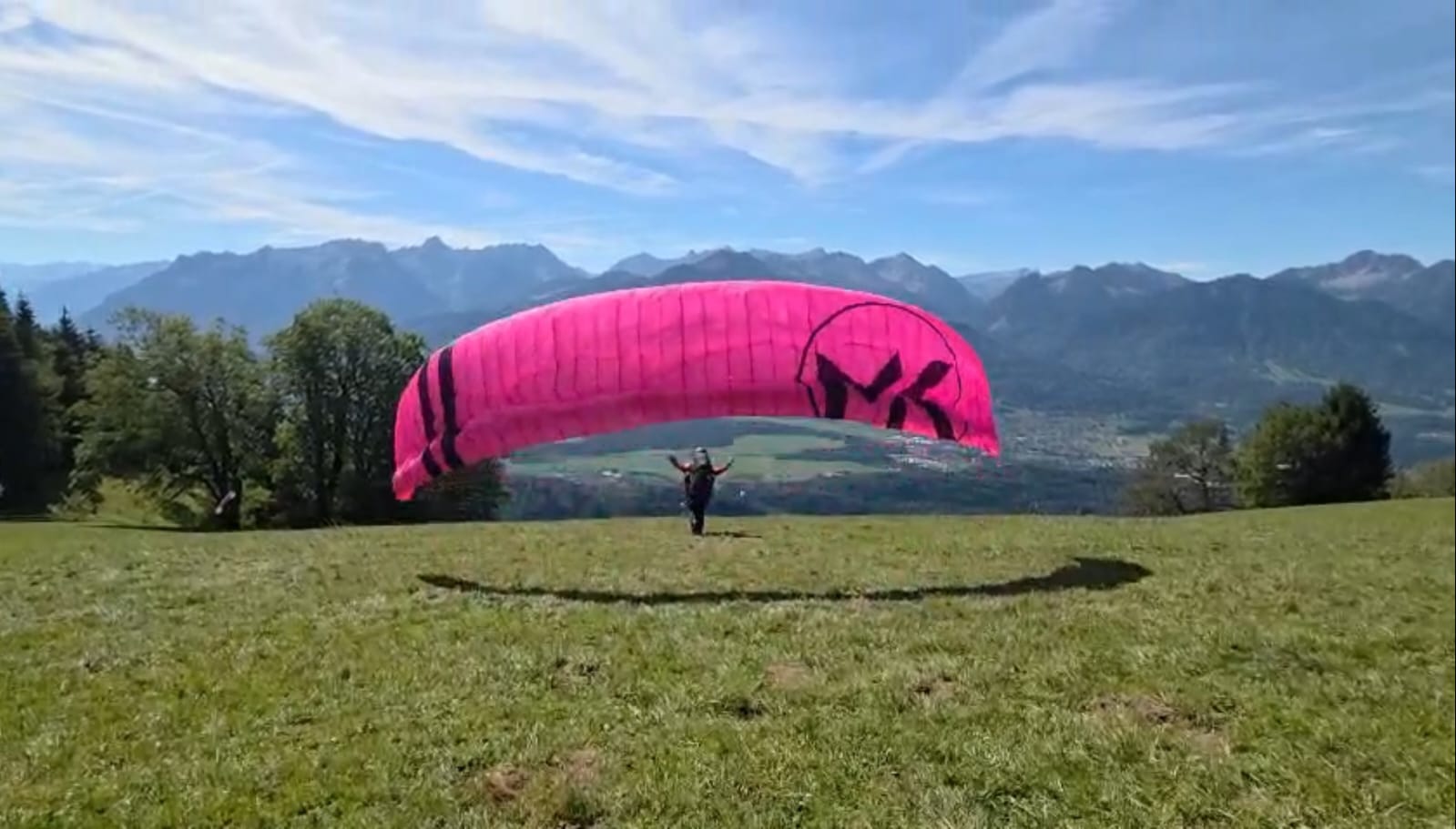 Ria beim Landen mit der SUPRA am Dünser Berg, Österreich