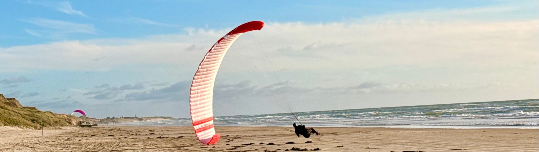 Parakite beim Soaring am Strand