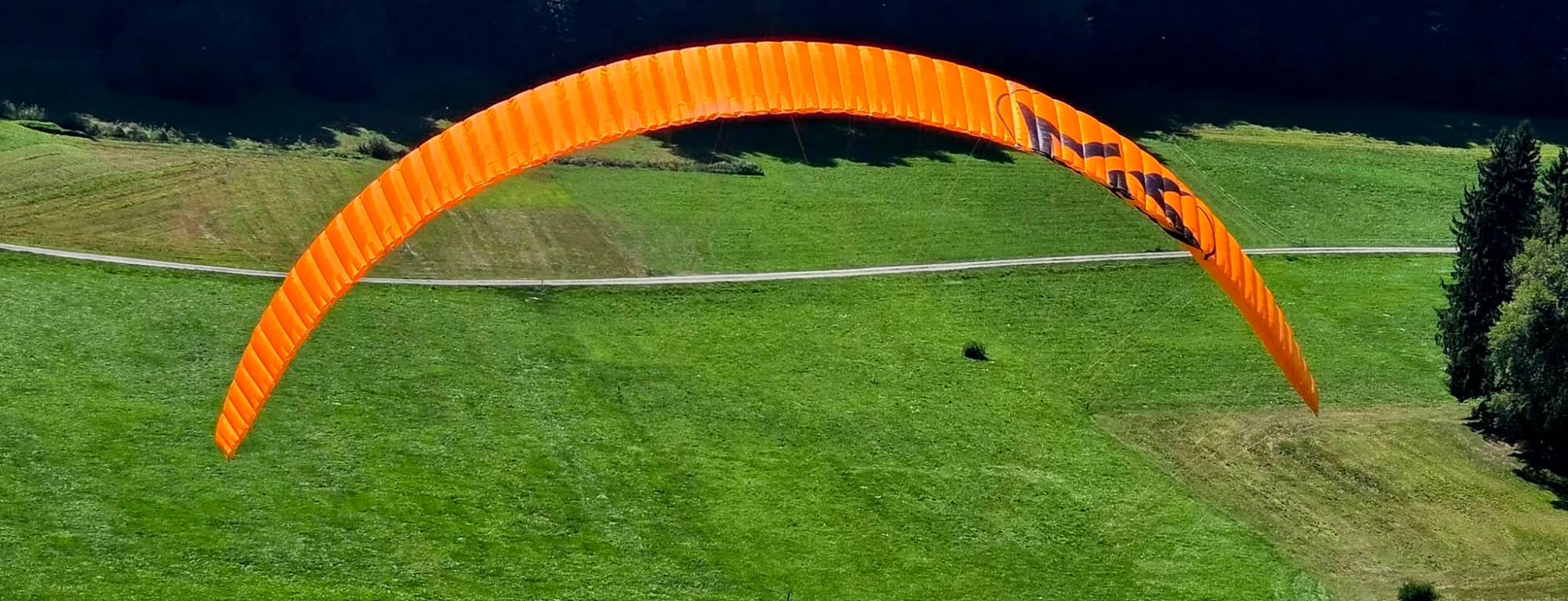 SICARIO im Flug, Ansicht von unten über einer grünen Wiese