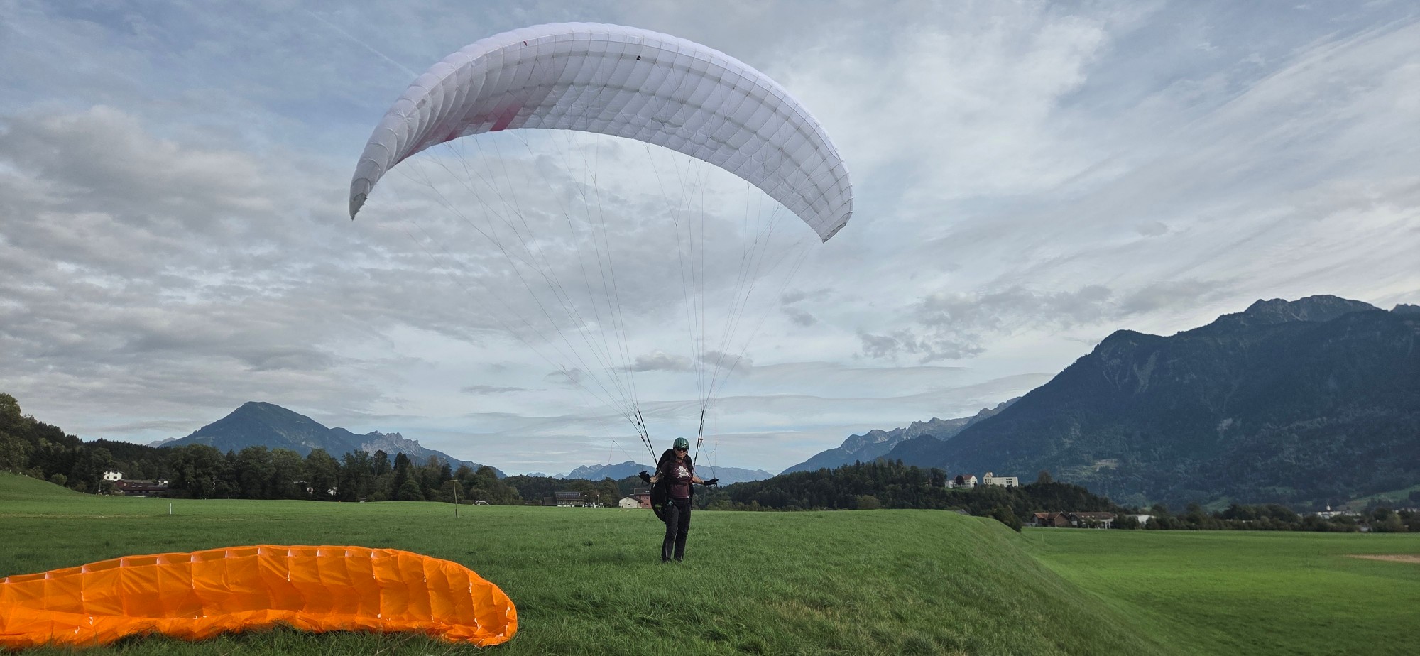 SPIKE beim Groundhandling in den Alpen